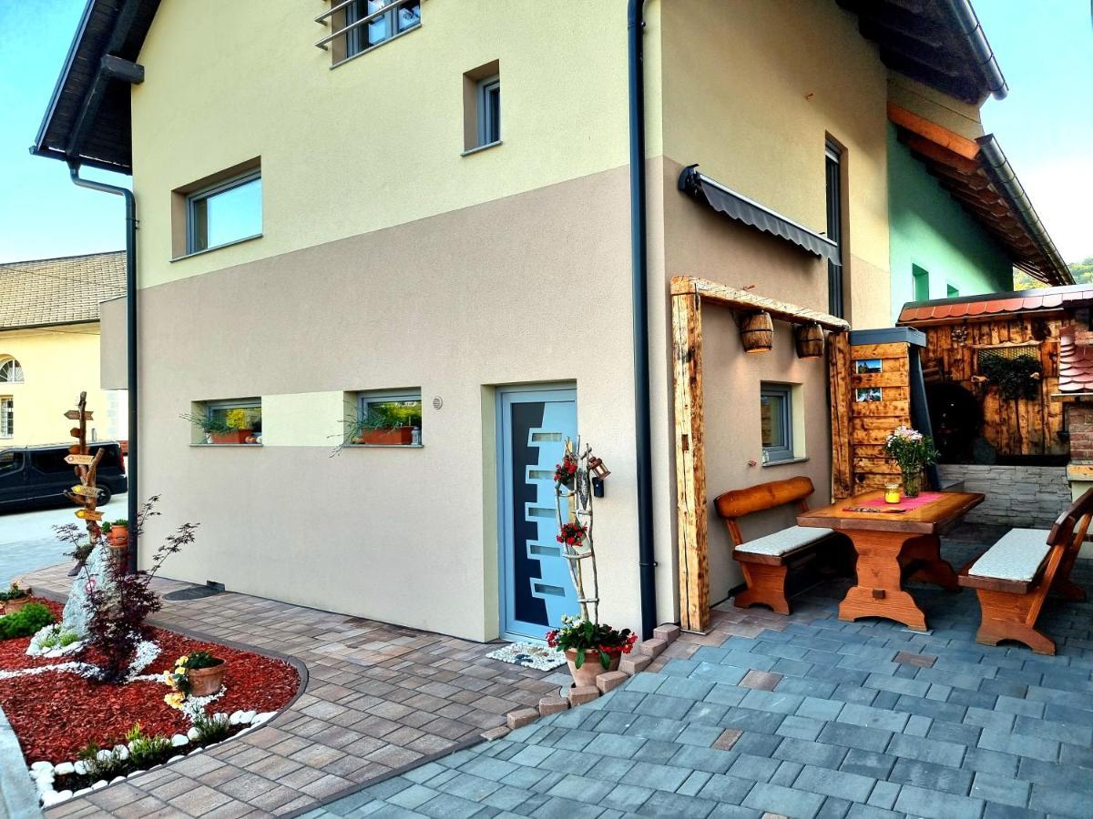 Gartnar Home -Hiska S Pridihom Domacnosti In Pogledom Na Hribe. Радовлица Экстерьер фото